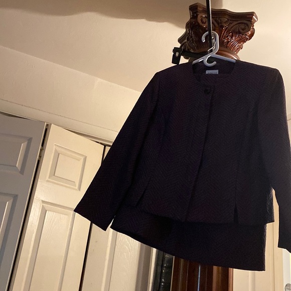 Brown design skirt suit very flattering - Picture 1 of 8